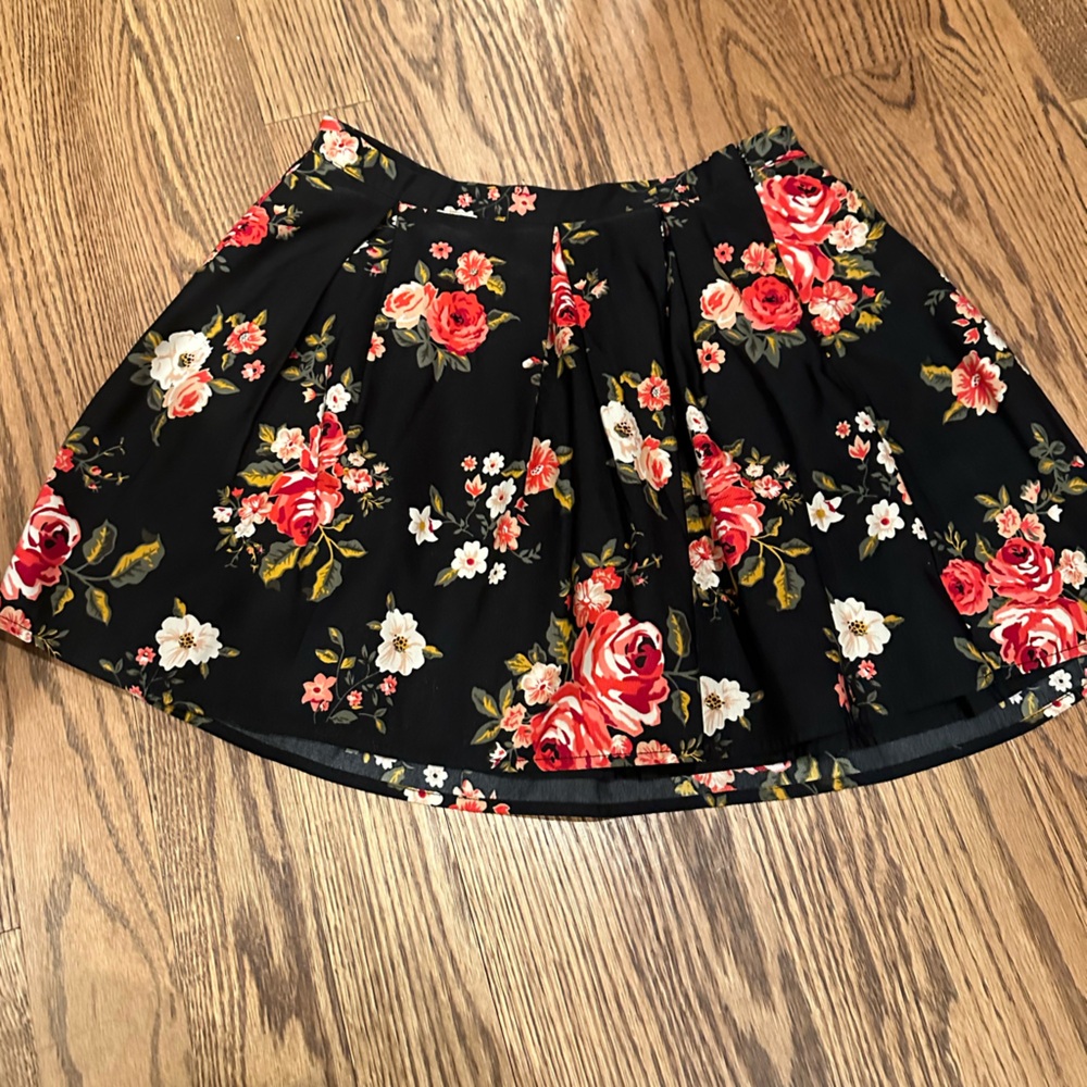 Forever 21 size 27 juniors Floral black pleated mini skirt